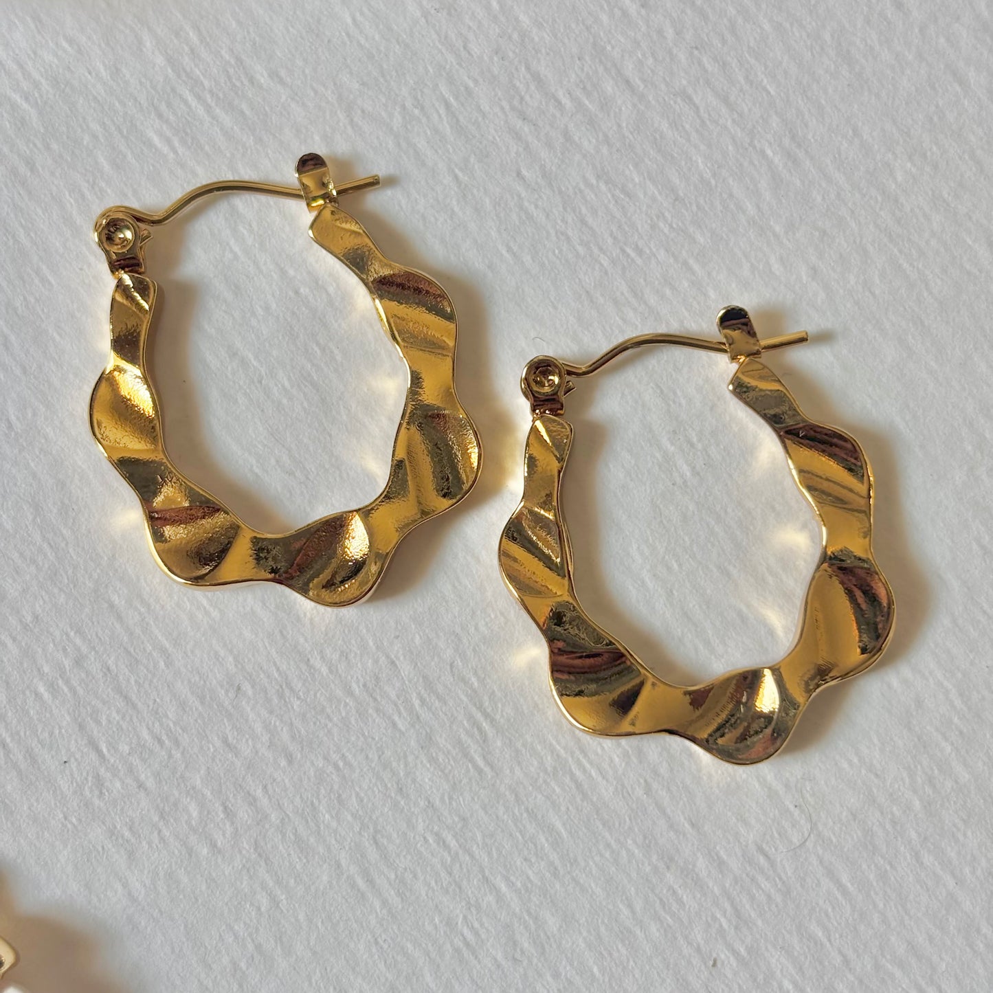 Wavy hoops